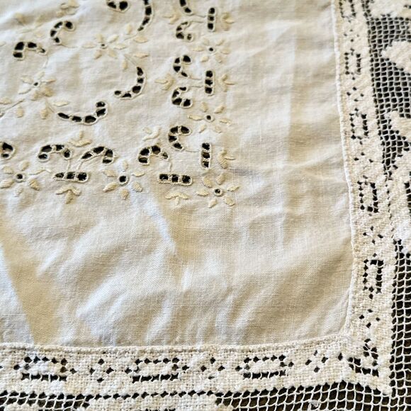 Beautiful Vintage Two Tone Lace Tablecloth  66x81" scalloped & lace edges - Picture 11 of 13